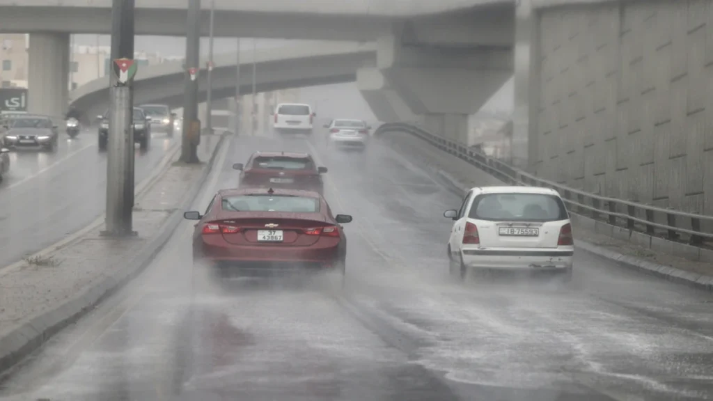 توقعات بحالة قوية من عدم الاستقرار الجوي يومي الأربعاء والخميس مع تحذيرات بالسيول